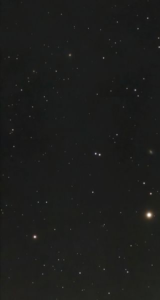 Les étoiles doubles M40 (double point au centre)